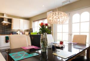 Maes Bach Boutique GUEST HOUSE TOWN CENTRE的厨房或小厨房