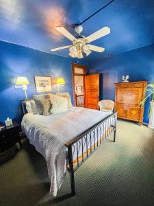 1 dormitorio con 1 cama y ventilador de techo en Off Broadway B & B, en Denver