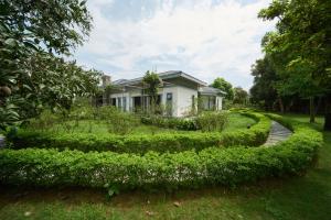 una casa con un bonito patio ajardinado en Tamara Villa - Venuestay en Hòa Bình