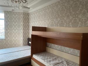 Двухъярусная кровать или двухъярусные кровати в номере Apartment 153kv.m in the centre of Baku
