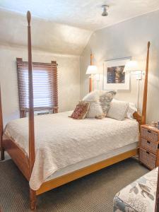 1 dormitorio con 1 cama con marco de madera en Off Broadway B & B, en Denver