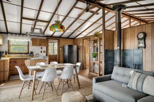 cocina y sala de estar con mesa y sofá en Secluded Cabin Hot Tub, Huge Deck, Fire Pit, WiFi, en Hedgesville