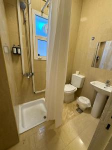 uma casa de banho com um lavatório, um WC e um chuveiro em Beautiful 1BHK Near Jumeirah near Metro 3mins walk em Dubai