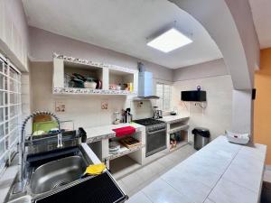 a kitchen with a sink and a stove at Cuarto C con cochera cerca del hospital general in Ciudad Victoria