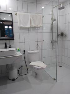 ein Bad mit einer Dusche, einem WC und einem Waschbecken in der Unterkunft Villa Merry Lao Ban Aphay in Luang Prabang