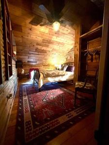 - une chambre avec un lit dans une pièce en bois dans l'établissement The Cedar House - Huntsville Cultural District, à Huntsville