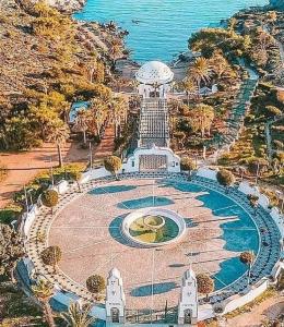 widok z powietrza na fontannę przed oceanem w obiekcie KALITHEA-HILLS VILLA with pool for 8 up to 12 IN RHODES TOWN w mieście Rodos +37 zdjęć