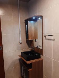y baño con lavabo y espejo. en Invernada Blessmann en Vespasiano Corrêa
