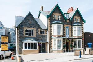 阿伯里斯特威斯Maes Bach Boutique GUEST HOUSE TOWN CENTRE的城市街道上一座大型砖屋