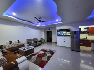 un salon avec un plafond bleu clair dans l'établissement Cozy Heaven (1-Room)BW, à Guwahati