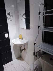 W łazience znajduje się umywalka i lustro. w obiekcie Apartamento en Villavicencio w mieście Villavicencio