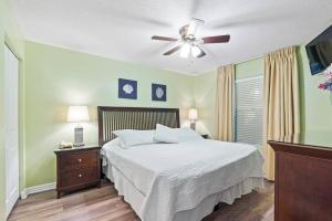 A bed or beds in a room at Beachfront condo at Pelican Beach