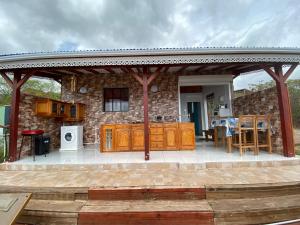 un patio con cocina y una casa en Bungalows Mathilde-non fumeur, en Bouillante 28 fotos más