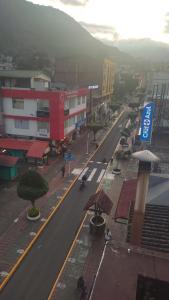 vista su una strada in una città con edifici di HOSTAL WALDORF.EC a Baños