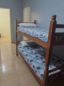 um par de beliches num quarto em Hostel CAMI em Erechim
