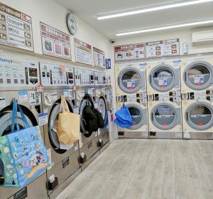 a washer and dryer room in a store at Fortune house 步行直達大阪京瓷巨蛋 直達梅田 桜川4丁目 in Osaka