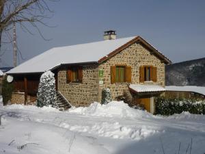 una casa de piedra en la nieve con nieve en Gîte Sauvain, 4 pièces, 6 personnes - FR-1-496-94, en Sauvain