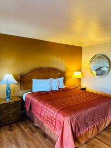 Una cama o camas en una habitación de Franciscan Inn Motel