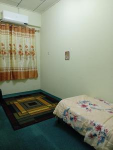 Giường trong phòng chung tại Nawlaa Homestay