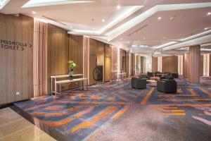 Ruang duduk di HARRIS Hotel & Conventions Gubeng