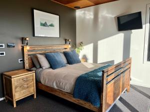 En eller flere senge i et værelse på Fiordland Eco-Retreat -- Panoramic Views -- Hot Tub + 37 billeder