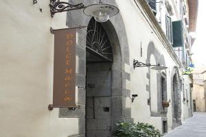 een bord aan de zijkant van een gebouw bij Dolce Maria in Cortona