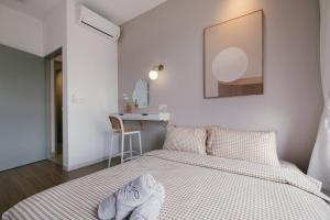 een slaapkamer met een bed en een bureau bij NEW! French Design 3BR InfinityPool M Vertica in Kuala Lumpur