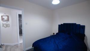 Uma cama ou camas num quarto em Luxury 2 Bed Apartment London Twickenham