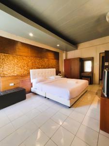 Panda House Chiang Mai في شيانغ ماي: غرفة نوم كبيرة بسرير كبير وتلفزيون