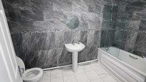 a bathroom with a sink and a toilet at Luxury 2 Bed Apartment London Twickenham in Hounslow