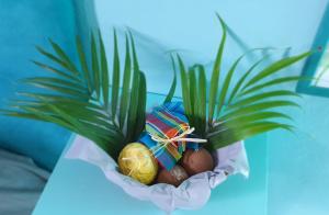un cesto di frutta con una pianta di palma dentro di Ti' cocon des îles a Le Moule