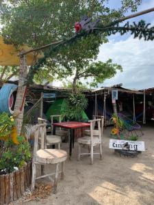 ホルボックス島にあるCasa de los Santos Camping y eco cabañasのテント前のテーブルと椅子