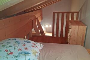 een kamer met een trap en een bed met een kussen bij Bauernhof Auerhof Ferienwohnung in Aschau im Chiemgau