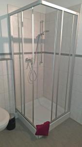 una cabina de ducha en un baño con inodoro en Bauernhof Auerhof Ferienwohnung, en Aschau im Chiemgau 15 fotos más