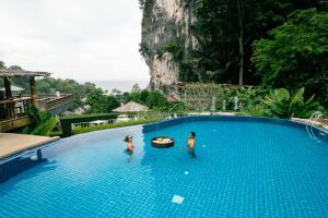 Het zwembad bij of vlak bij Railay Phutawan Resort