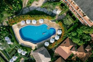 een bovenaanzicht van een zwembad in een resort bij Railay Phutawan Resort in Railay Beach