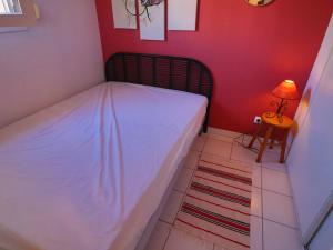 a small bedroom with a bed and a table at 3 pièces rénové avec loggia, WIFI et parking à Sète - FR-1-472A-294 in Sète +11 photos
