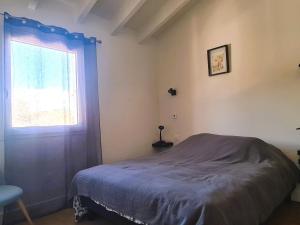 - une chambre avec un lit et une fenêtre dans l'établissement Appartement Collioure, 3 pièces, 6 personnes - FR-1-309-431, à Collioure