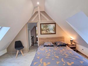 Schlafzimmer im Dachgeschoss mit einem Bett und einem Stuhl in der Unterkunft Gîte Hasnon, 4 pièces, 6 personnes - FR-1-510-203 in Hasnon