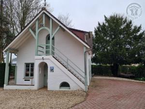 Una pequeña casa blanca con una escalera. en Gîte Linselles, 2 pièces, 3 personnes - FR-1-510-208, 