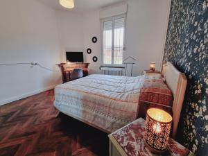 Schlafzimmer mit einem Bett, einem Schreibtisch und einem TV in der Unterkunft Gîte Sains-du-Nord, 6 pièces, 11 personnes - FR-1-510-204 in Sains-du-Nord