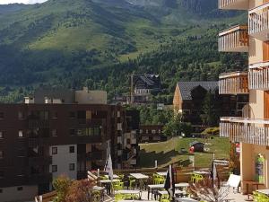 a view of a city with mountains in the background at Appartement Saint-François-Longchamp, 3 pièces, 6 personnes - FR-1-635-136 in Saint-François-Longchamp