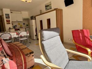 uma cozinha e uma sala de estar com um sofá e cadeiras em Appartement Argelès-sur-Mer, 2 pièces, 6 personnes - FR-1-225-806 em Argelès-sur-Mer