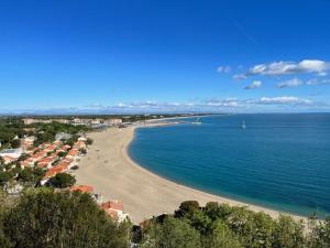 uma vista para uma praia com casas e o oceano em Appartement Argelès-sur-Mer, 2 pièces, 6 personnes - FR-1-225-806 em Argelès-sur-Mer