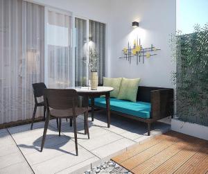 uma sala de estar com uma mesa e um sofá em Lone Pine, Penang, a Tribute Portfolio Resort em Batu Ferringhi