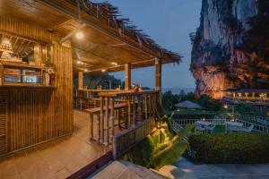Een tuin van Railay Phutawan Resort
