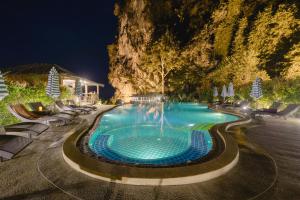 Het zwembad bij of vlak bij Railay Phutawan Resort