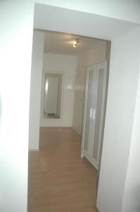 a room with a door leading to a hallway at Köln Appartement in Cologne