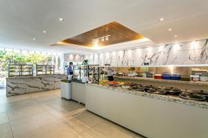 A restaurant or other place to eat at Flat vista mar dentro de resort de luxo STO2206