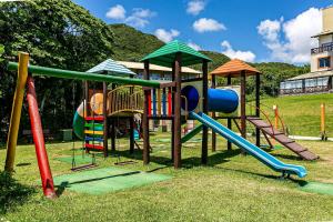 einen Park mit einem Spielplatz mit Rutschen und einer Rutsche in der Unterkunft Flat vista mar dentro de resort de luxo STO2206 in Florianópolis